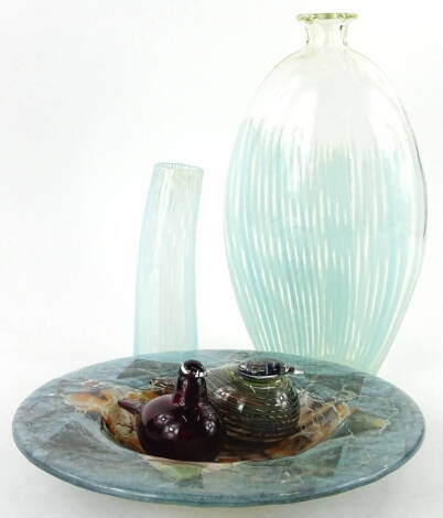 A collection of art glass, to include a marbleised plate and a Toikka glass bird.