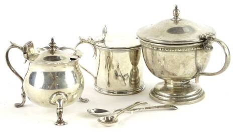 Three various silver mustard pots, to include a cylindrical example, with spoon and blue glass liner, another, and a larger example lacking liner, etc., weighable silver 6½oz.