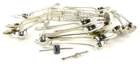 A collection of small silver and silver plate, to include pierced silver sugar tongs, 1oz, etc.