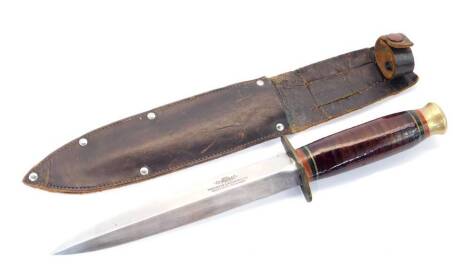 A Southern & Richardson World War II fighting knife, with sheaf, numbered in ink verso 5783687, 29.5cm L.