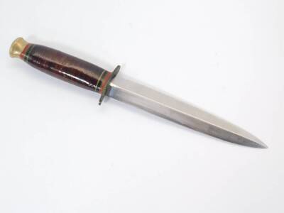 A Southern & Richardson World War II fighting knife, with sheaf, numbered in ink verso 5783687, 29.5cm L. - 5