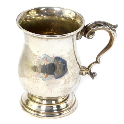 A silver tankard, of baluster form with a double scroll handle and embossed leaf thumb piece, Birmingham 1971, 6.80oz.