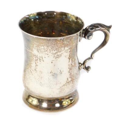 A silver tankard, of baluster form with a double scroll handle and embossed leaf thumb piece, Birmingham 1969, 7.22oz.