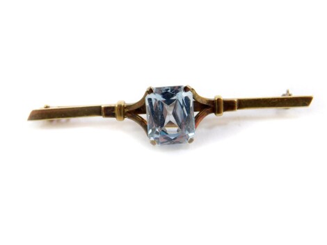 A 9ct gold and aquamarine bar brooch, 4.6g all in.