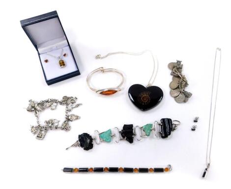 Silver and costume jewellery, including an ammonite necklace, two charm bracelets and jet set jewellery (qty).
