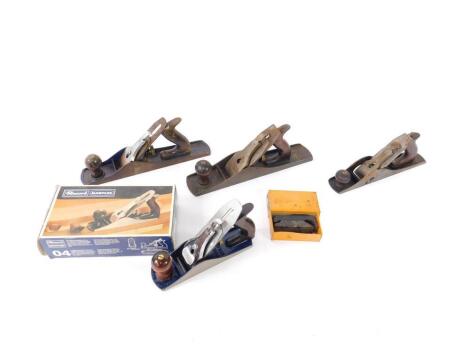 A Record Marples No 4 smooth plane, boxed, and three further Jack planes, Nos 5, 5 1/2, and 10. (4)