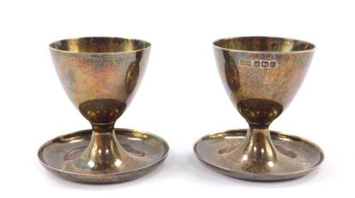 A pair of George V silver egg cups, Walker & Hall, Sheffield 1925, 3.66oz.