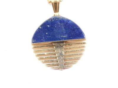 An 18ct gold and Lapis lazuli pendant, of circular fish form, on a fancy link chain, with bolt ring clasp, 9.0g all in. - 3