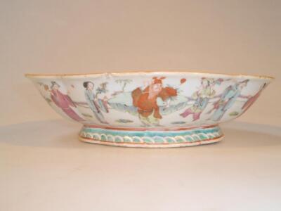 A 19thC Chinese porcelain shaped oval dish