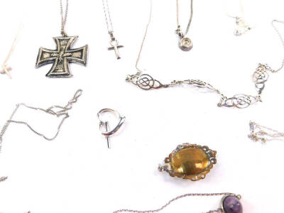 Silver and costume jewellery, including necklaces and pendants on chains (a qty). - 2