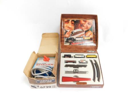 A Marklin Mini-Club train set, 8900, a Mini-Club driving controller, 6729, scale Z, both boxed. (2)