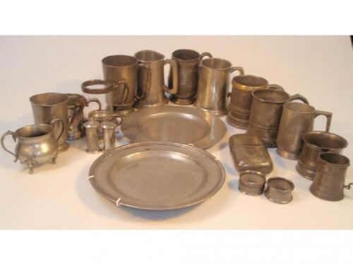 A quantity of pewter tankards