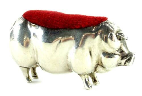 A George V silver pig shaped pen wipe, with later velvet pad, Birmingham 1920, 7cm L.