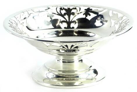 A small Edwardian silver circular bon bon dish, with pierced decoration, Sheffield 1909, 3¼oz.