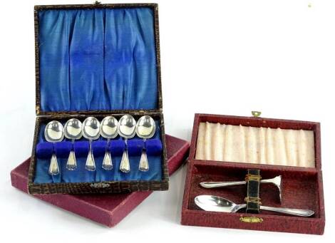 A collection of small silver, to include a baby pusher, in a fitted case, silver teaspoons etc.