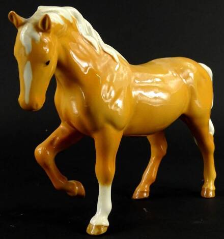 A Beswick stocky jogging mare, chestnut coloured, No. 855.