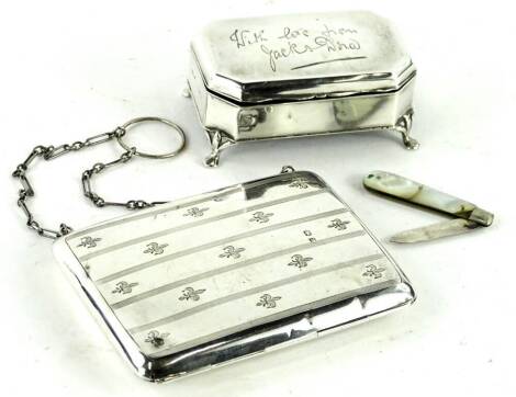 A collection of small silver, to include a ladies purse with engine turned decoration with chain and a small trinket box with hinged lid and fruit knife with silver blade.