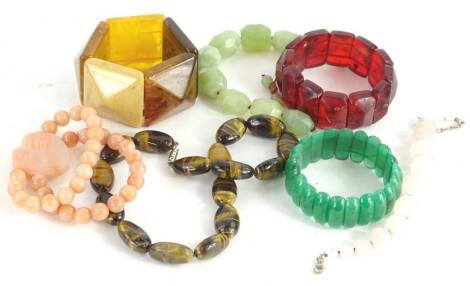 A quantity of hard stone and other necklaces and bracelets, to include a jadeite bracelet, a pink topaz bracelet, amber style bracelet, tigers eye necklace, peach venturine bracelet, etc. (7)