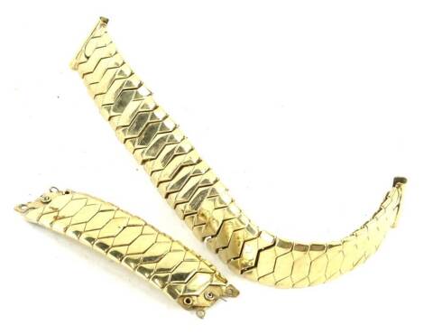 Various loose watch bracelets, to include a 50 inch 9ct gold expanding watch chain, 33.5g, an unmarked watch chain, yellow metal, unmarked, 12.9g. (2)