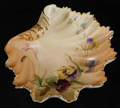 A Royal Worcester blush ivory shell shaped tray, shape code 1413, puce factory mark, c1900, 14cm Dia. together with a fluted plate, shape code 1416, Worcester factory mark, c1914, 21cm Dia. and a blush ivory saucer, puce factory mark, c1915, 14cm Dia. (3 - 6