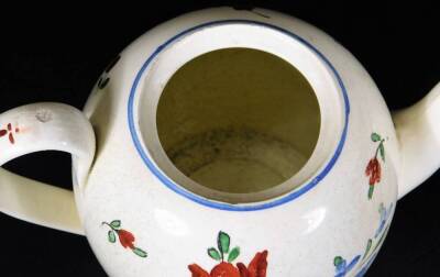 An 18thC Leeds Creamware teapot and cover, c1770, decorated with typical flower groups with a blue line, 10cm H. - 5