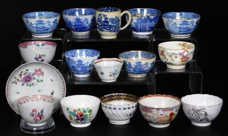 Various early 19thC tea bowls, including Newhall, Worcester, Willow pattern with gilt rims, various others, etc. (a quantity)
