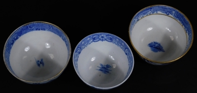 Various early 19thC tea bowls, including Newhall, Worcester, Willow pattern with gilt rims, various others, etc. (a quantity) - 3