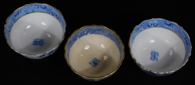 Various early 19thC tea bowls, including Newhall, Worcester, Willow pattern with gilt rims, various others, etc. (a quantity) - 10