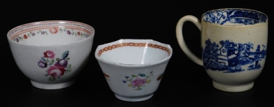 Various early 19thC tea bowls, including Newhall, Worcester, Willow pattern with gilt rims, various others, etc. (a quantity) - 15