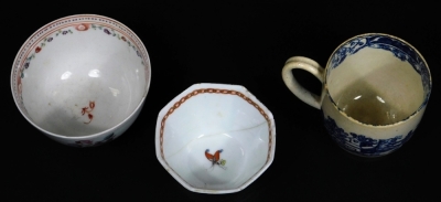 Various early 19thC tea bowls, including Newhall, Worcester, Willow pattern with gilt rims, various others, etc. (a quantity) - 16