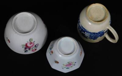 Various early 19thC tea bowls, including Newhall, Worcester, Willow pattern with gilt rims, various others, etc. (a quantity) - 17