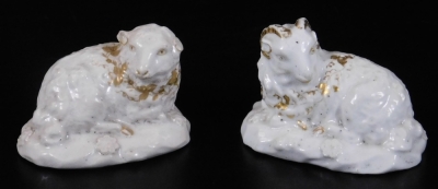 A pair of Derby models, of sheep and a ram, gilt and white, c1800, unmarked, 6.5cm W.