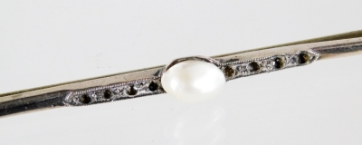 A bar brooch, set with a baroque pearl, in white metal. - 2