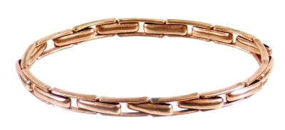 An expanding gold plated bracelet, with elongated links and spring action expansion, 10cm wide closed.