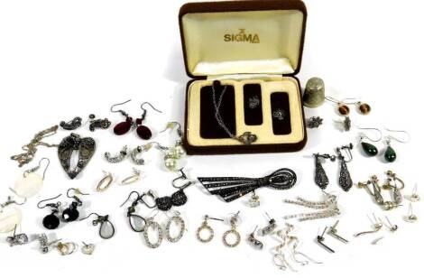 A collection of silver and other costume jewellery, to include a silver and marcasite brooch, silver plated thimble, various 9ct gold and silver drop earrings, loose earrings, filigree heart shaped necklace, etc. (qty)