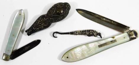 Various silver trinkets, to include a silver and mother of pearl pen knife bearing name J.A. Butterfield, a small silver button hook, silver button hook handle, and a further silver and mother of pearl pen knife. (4)