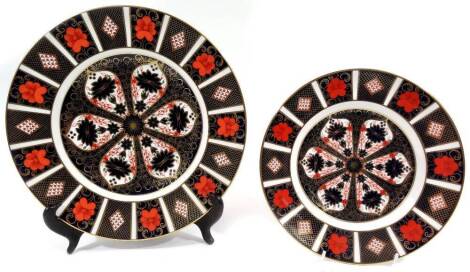 A Royal Crown Derby Imari pattern dinner plate, no. 1128, 27cm Dia. and a side plate. (2, the latter a second)