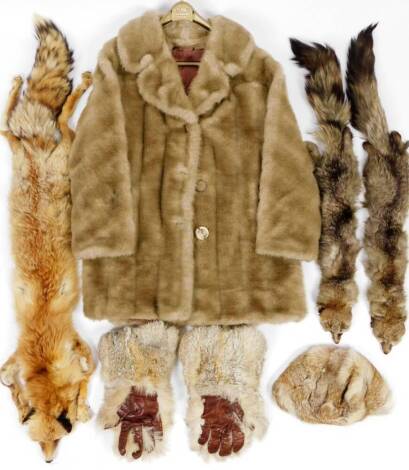 Various early 20thC and later fur, to include coats, gauntlets, hats, etc. various size. (a quantity)