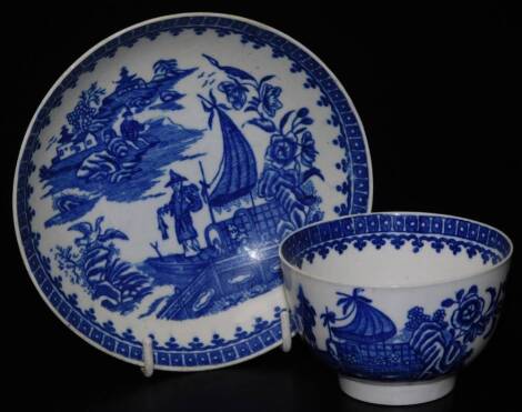 An 18thC Worcester blue and white tea bowl and saucer, with fishermen pattern transfer decoration.