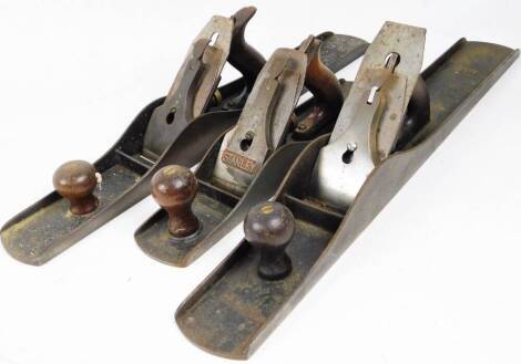 Various metal wood planes, comprising of Stanley 5½, 86cm W, No.8 and No.7. (3)