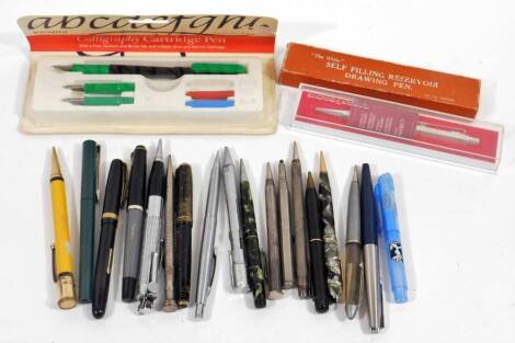 Various fountain pens, etc. Watermans in black and gold trim, side clip, 13cm W, another pen in gilt and black colours with gilt coloured clip, various others, propelling pens, Platignum, Parker with chrome coloured lid and blue body, etc. (a quantity)