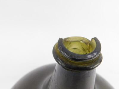 An early 18thC sealed mallet shaped green wine bottle, with a tapering neck and strung rim, circular seal named to Wm Smeeth 1721, 17cm H. - 3