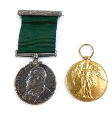 An Edward VII Volunteer Force Long Service medal, named to Pte J. Edwards I-V.B.Rl.Brks.Regt, 5827, together with a Great War Medal, named to Pte HR Crumplin, A.S.C,M2-194770. (2)