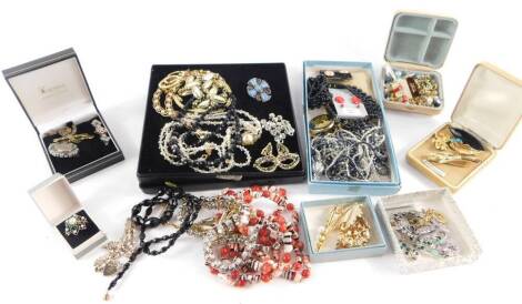 Victorian and later silver and costume jewellery, including brooches, earrings, and necklaces. (qty)