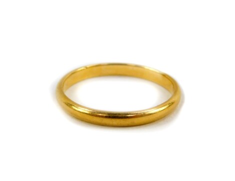 A 22ct gold wedding band, size O, 2.6g.