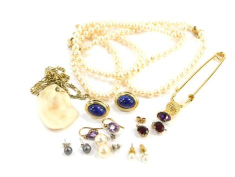 A pair of amethyst drop earrings, set in yellow metal, a pair of garnet drop earrings, set in yellow metal, further earrings, a simulated pearl three strand necklace, and a pearl shell pendant on chain, etc. (qty)