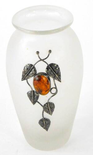 A continental frosted glass baluster shaped vase, mounted with a white metal leaves, surrounding an oval amber Cabochon, with fly inclusions, the mount stamped 925, 14cm H.