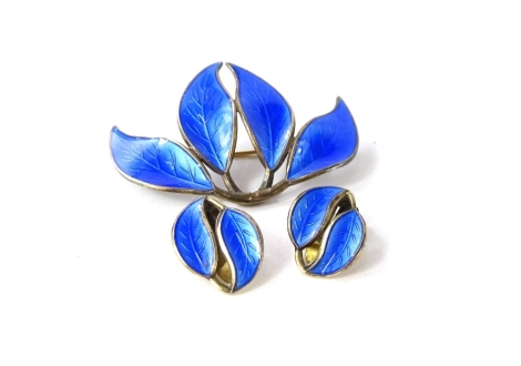 A David Anderson Norwegian silver leaf design brooch and earring set, the four spray leaf design brooch, with blue enamel and a matching pair of earrings, with two leaf design blue enamel clip on earrings, the brooch 5cm wide, the earrings 1.7cm high.