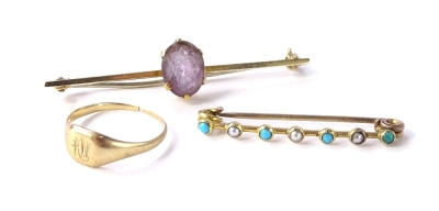 Various jewellery, to include a gold turquoise and seed pearl bar brooch, yellow metal unmarked, 4cm W, a 9ct gold topped amethyst bar brooch, on steel pin back 5.5cm W, and a 9ct gold small signet ring (cut), 7.1g all in.