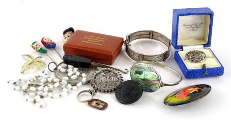 A small quantity of costume jewellery and effects, to include mother of pearl brooch, silver bangle, tokens, dress rings, etc. (1 bag)